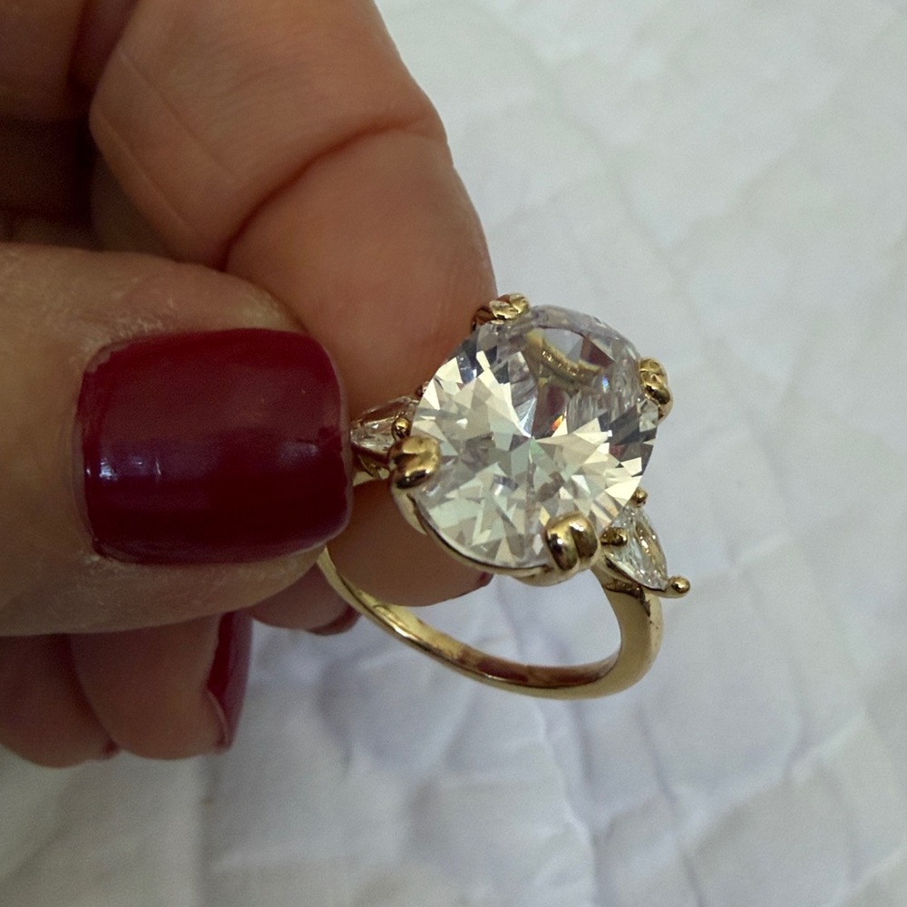 Size 6 Elegant Cubic Zirconia oval diamond  Women's Ring - Picture 8 of 8